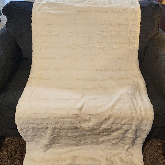 Minky‎ Couture Throw Blanket 64"×36" White Aloha Embroidery - Picture 3 of 6